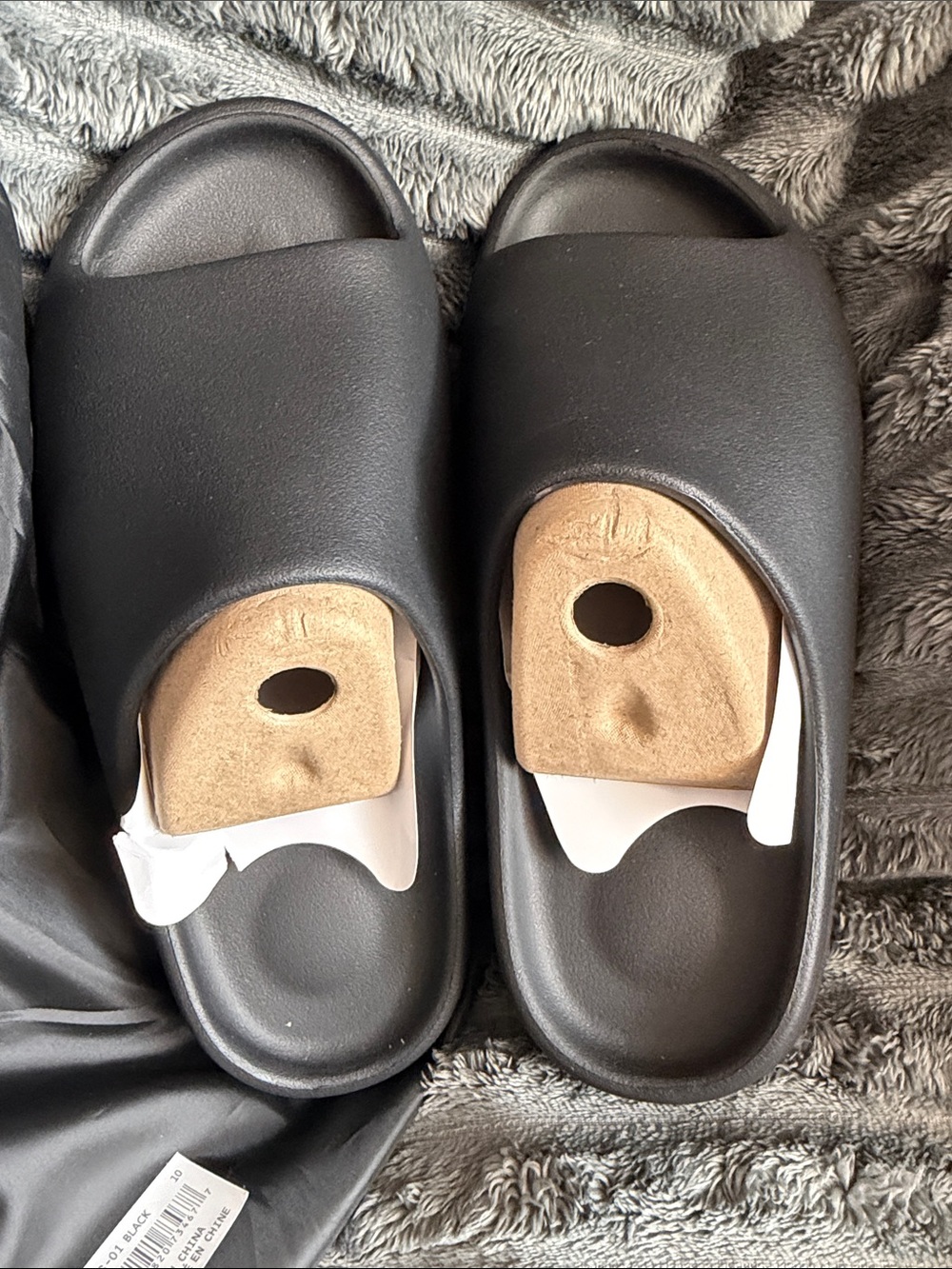 Yeezy Black Slides men’s size 10 - Picture 4 of 5